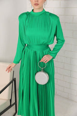 Kadın Yaka Arkası Fermuarlı Omzu Vatkalı Beli Kuşaklı Maxi Boy Saten Kumaş Pilise Elbise