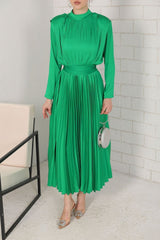 Kadın Yaka Arkası Fermuarlı Omzu Vatkalı Beli Kuşaklı Maxi Boy Saten Kumaş Pilise Elbise