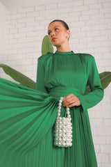 Kadın Yaka Arkası Fermuarlı Omzu Vatkalı Beli Kuşaklı Maxi Boy Saten Kumaş Pilise Elbise