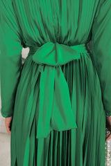 Kadın Yaka Arkası Fermuarlı Omzu Vatkalı Beli Kuşaklı Maxi Boy Saten Kumaş Pilise Elbise