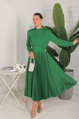 Kadın Yaka Arkası Fermuarlı Omzu Vatkalı Beli Kuşaklı Maxi Boy Saten Kumaş Pilise Elbise