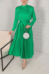 Kadın Yaka Arkası Fermuarlı Omzu Vatkalı Beli Kuşaklı Maxi Boy Saten Kumaş Pilise Elbise