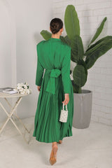 Kadın Yaka Arkası Fermuarlı Omzu Vatkalı Beli Kuşaklı Maxi Boy Saten Kumaş Pilise Elbise