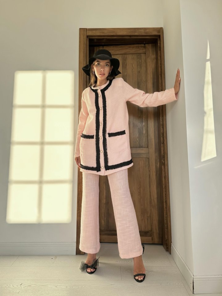 Pembe Siyah Şeritli Yakasız Ceket Ve Pantolon Takım