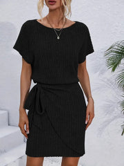 Kadın Kısa Kollu Yakası Açık Belden Lastikli Yandan Bağlamalı Kalın Fitilli Kaşkorse Elbise