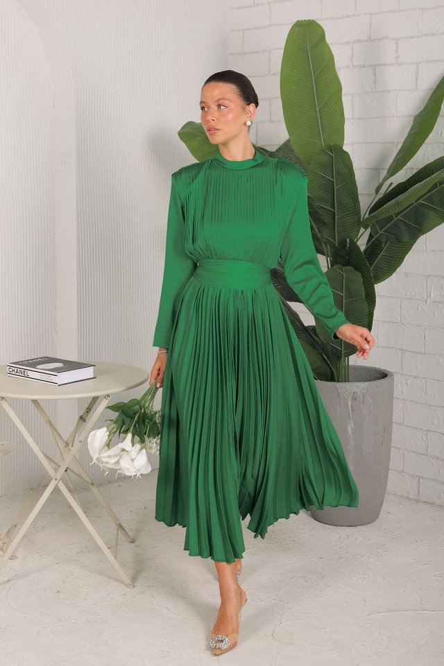 Kadın Yaka Arkası Fermuarlı Omzu Vatkalı Beli Kuşaklı Maxi Boy Saten Kumaş Pilise Elbise